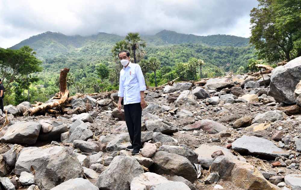 Presiden Joko Widodo Tinjau Lokasi Bencana Siklon Seroja