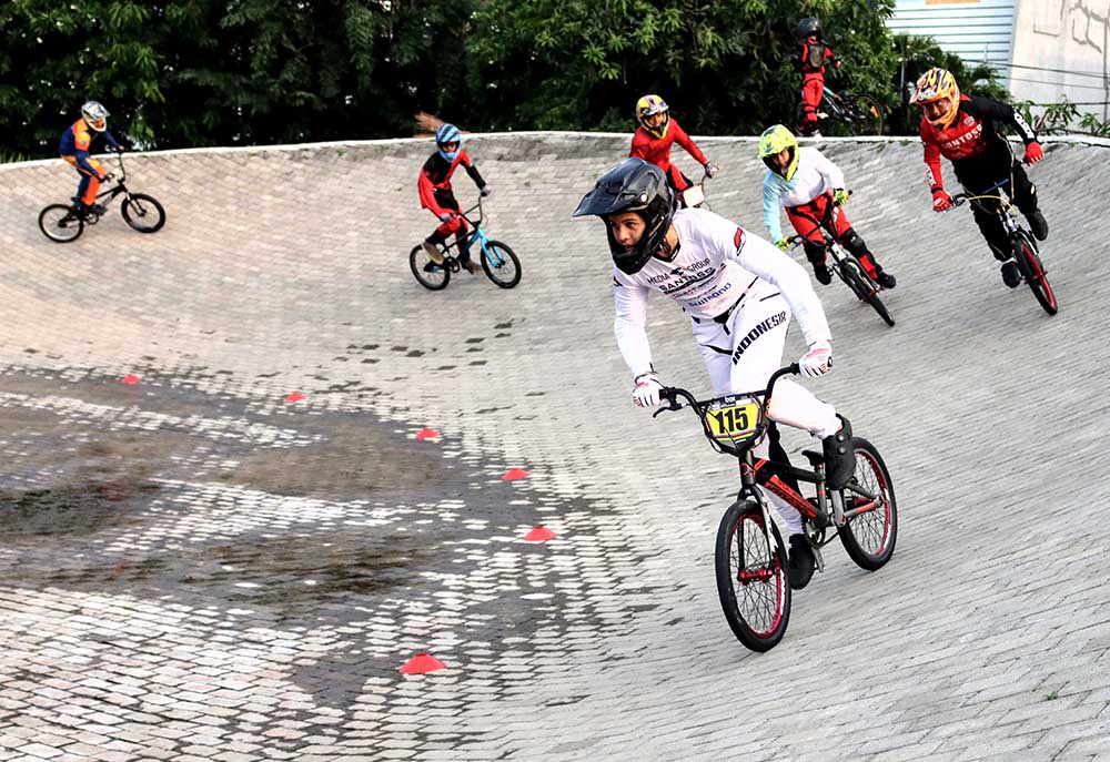 Atlet Sepeda BMX Tetap Berlatih Saat Puasa