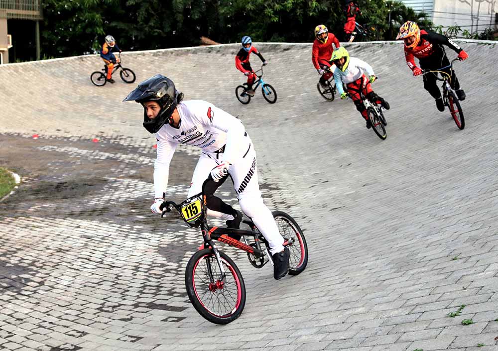 Atlet Sepeda BMX Tetap Berlatih Saat Puasa