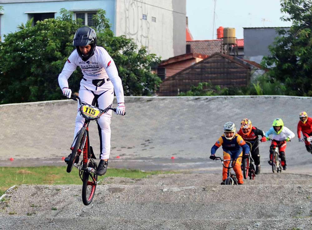 Atlet Sepeda BMX Tetap Berlatih Saat Puasa