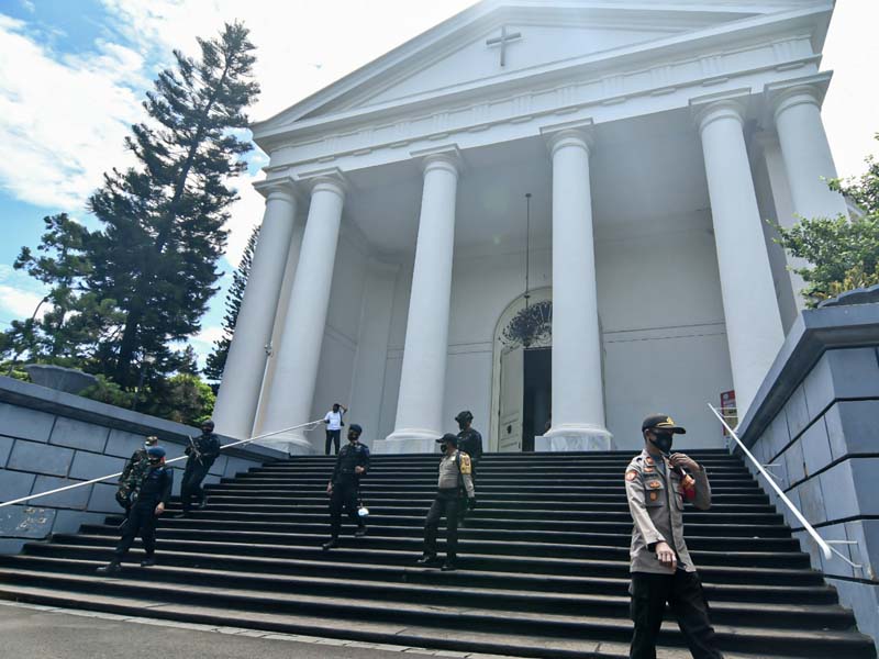 Pengamanan Gereja oleh Petugas Kepolisian dan TNI