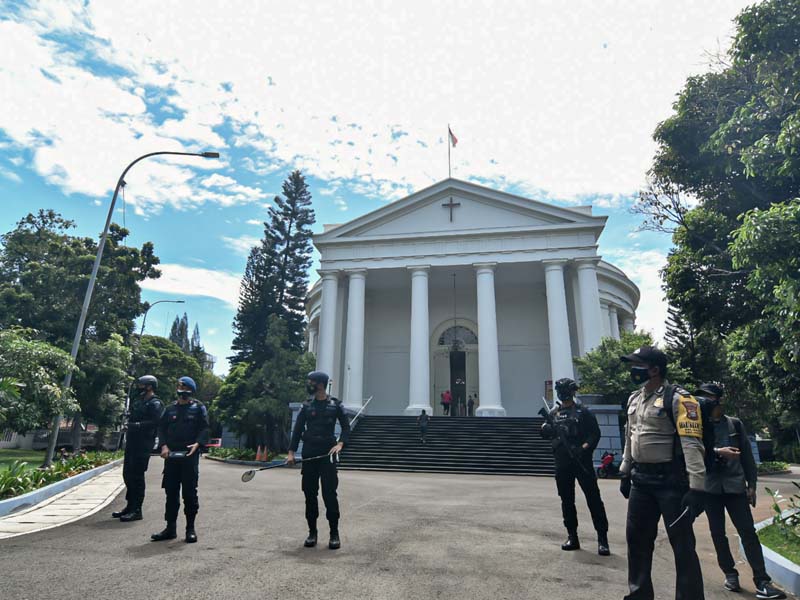 Pengamanan Gereja oleh Petugas Kepolisian dan TNI