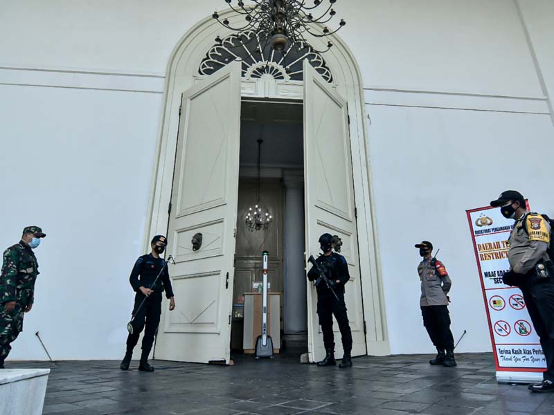 Pengamanan Gereja oleh Petugas Kepolisian dan TNI