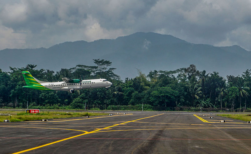 Pesawat Pertama di Bandara Jenderal Besar Soedirman (JBS) 
