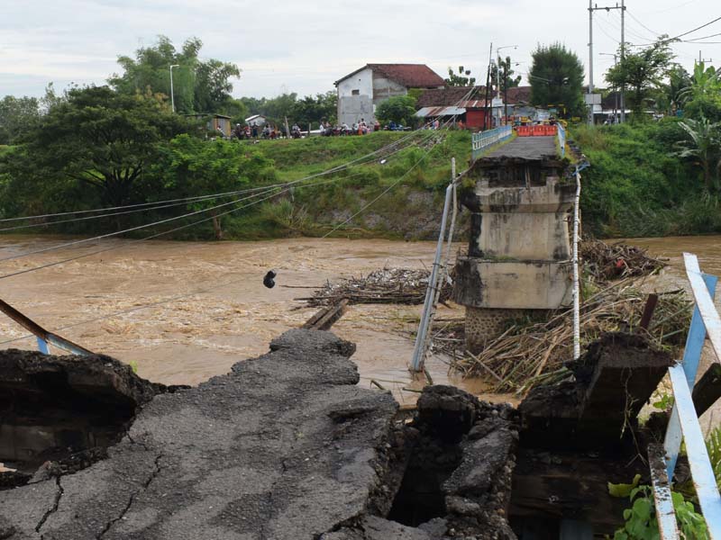 Jembatan Putus Akibat Banjir