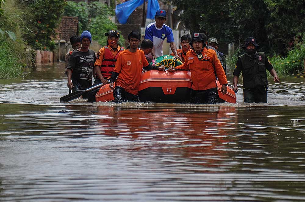 Evakuasi Jenazah di Tengah Banjir