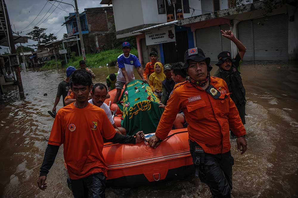 Evakuasi Jenazah di Tengah Banjir