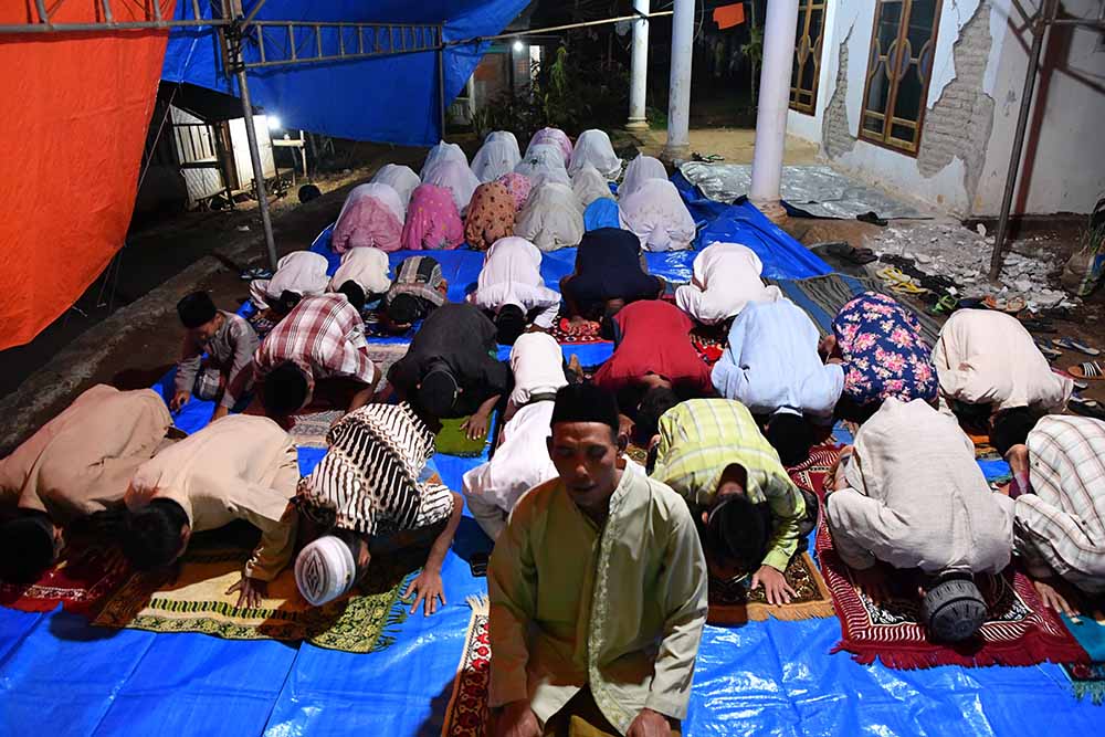 Salat Tarawih Pertama di Lokasi Bencana