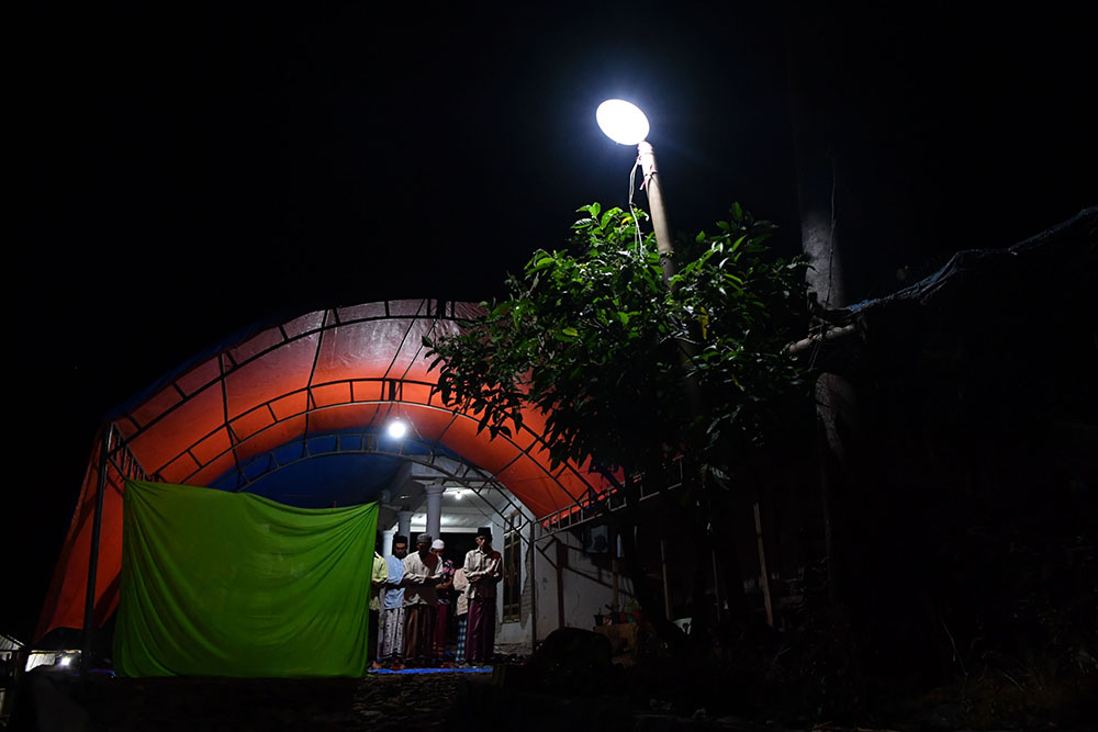 Salat Tarawih Pertama di Lokasi Bencana