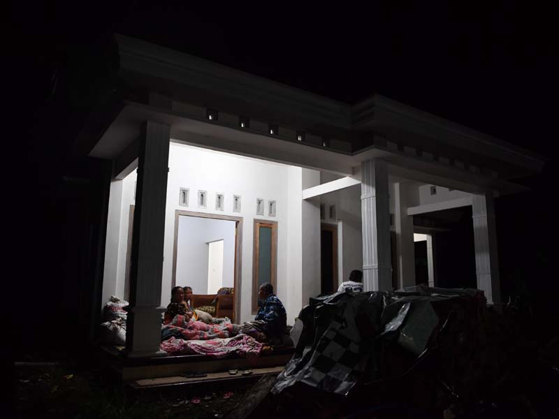 Beristrirahat Di Teras Rumah