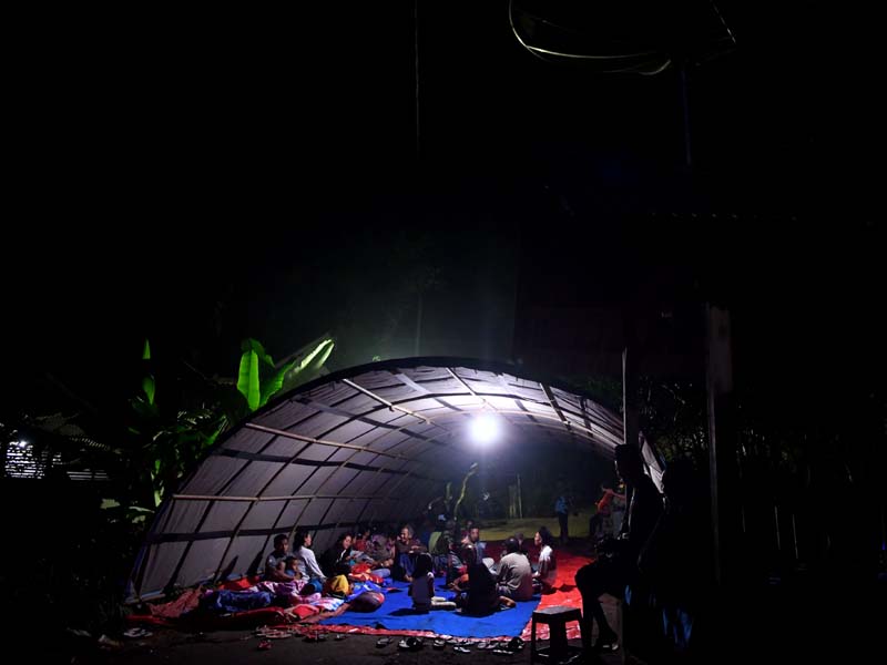 Beristrirahat Di Teras Rumah