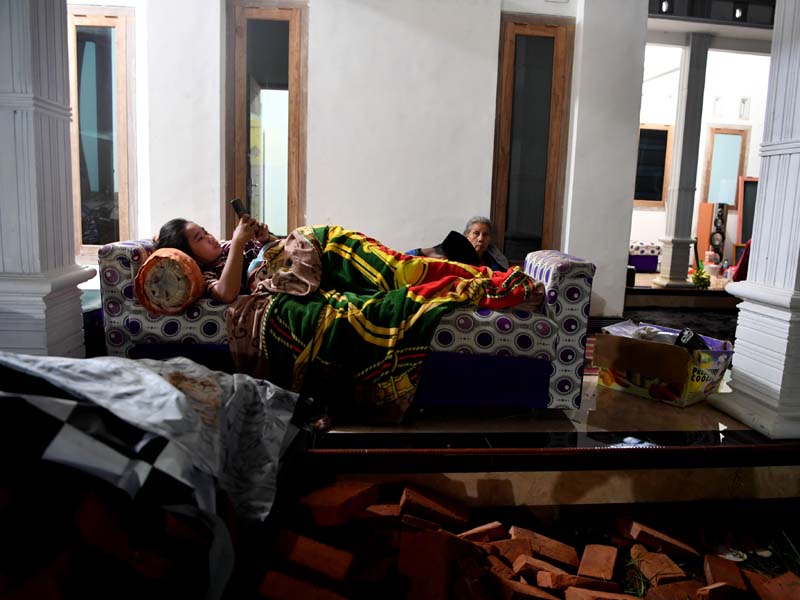 Beristrirahat Di Teras Rumah