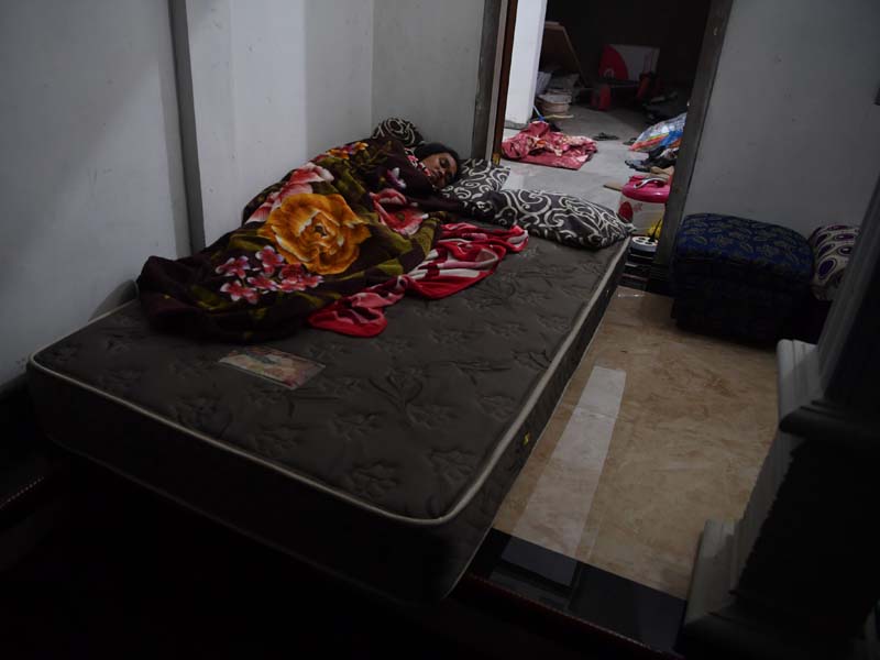 Beristrirahat Di Teras Rumah