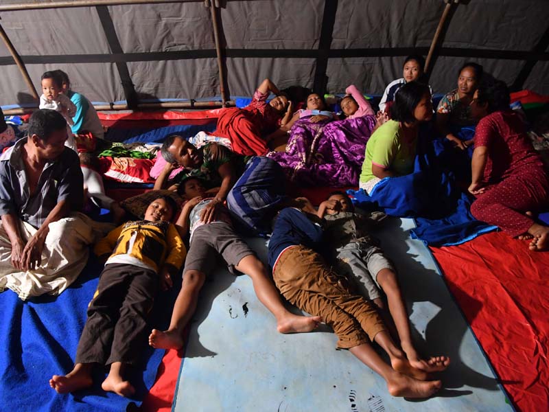 Beristrirahat Di Teras Rumah