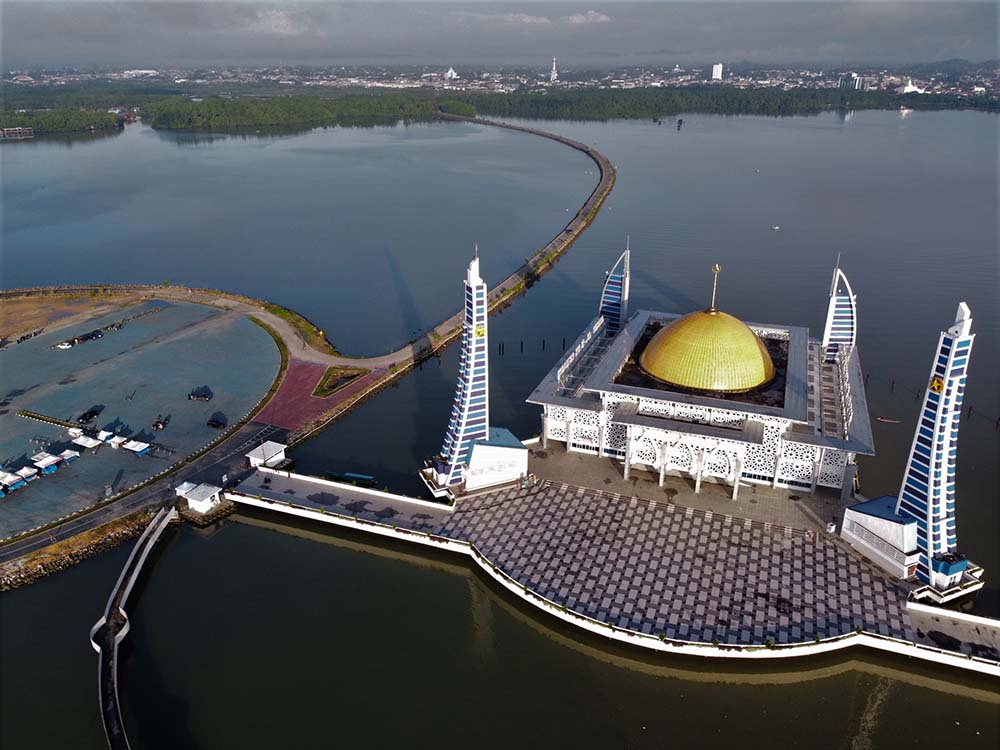Masjid Al Alam di Tengah Teluk Kendari