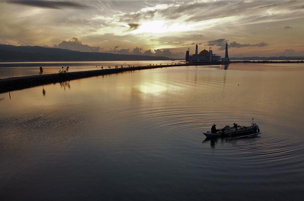 Masjid Al Alam di Tengah Teluk Kendari