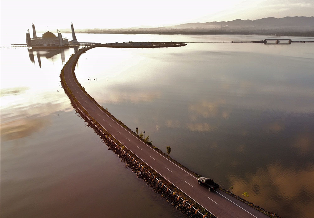 Masjid Al Alam di Tengah Teluk Kendari