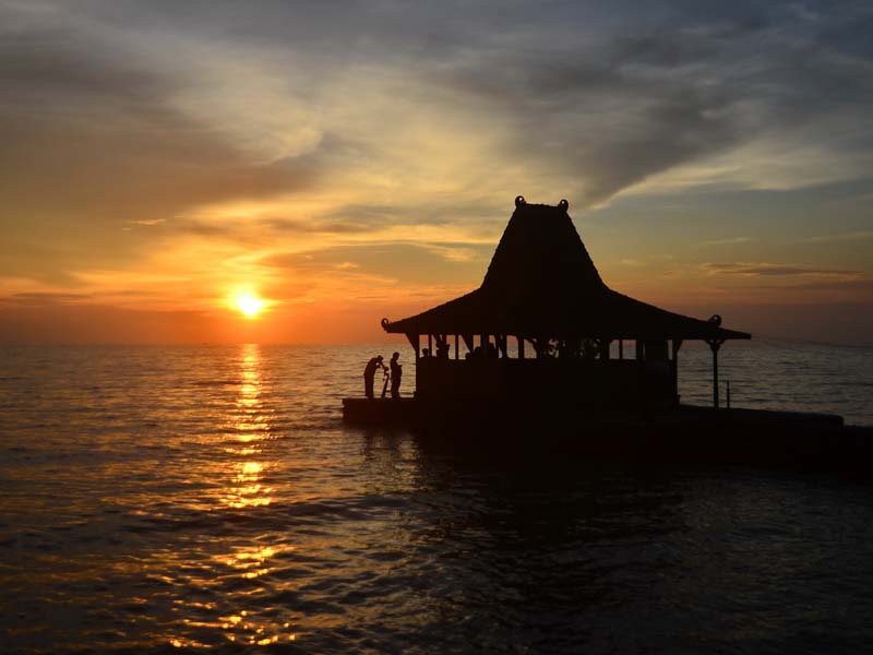 Pesona Matahari Tenggelam Di Pantai Semat Jepara