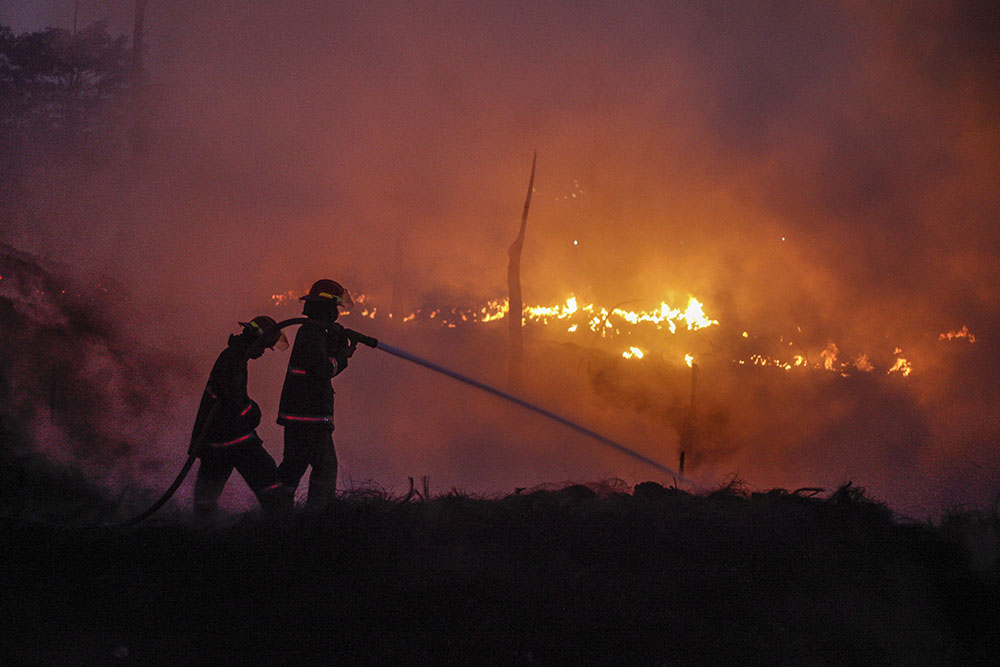Kebakaran Lapak Ban Bekas Belum Bisa Dipadamkan