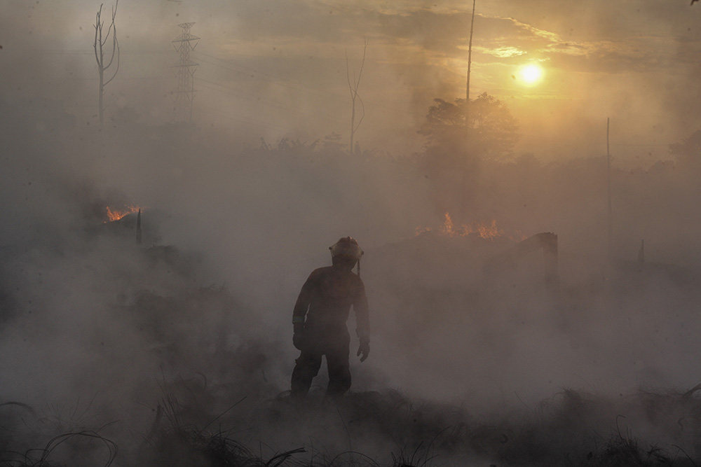 Kebakaran Lapak Ban Bekas Belum Bisa Dipadamkan