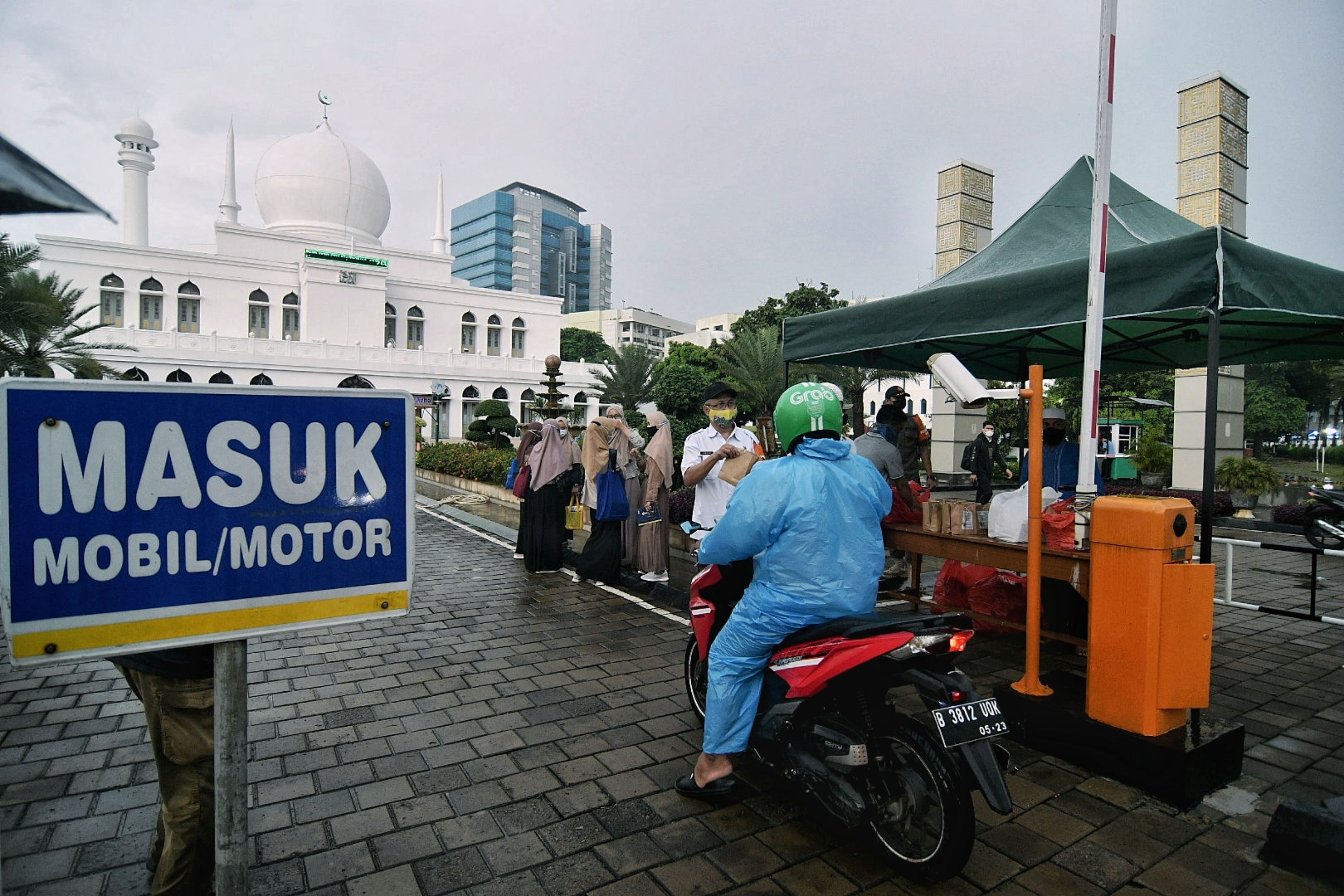 Pembagian Tajil Gratis Sistem Drive Thru