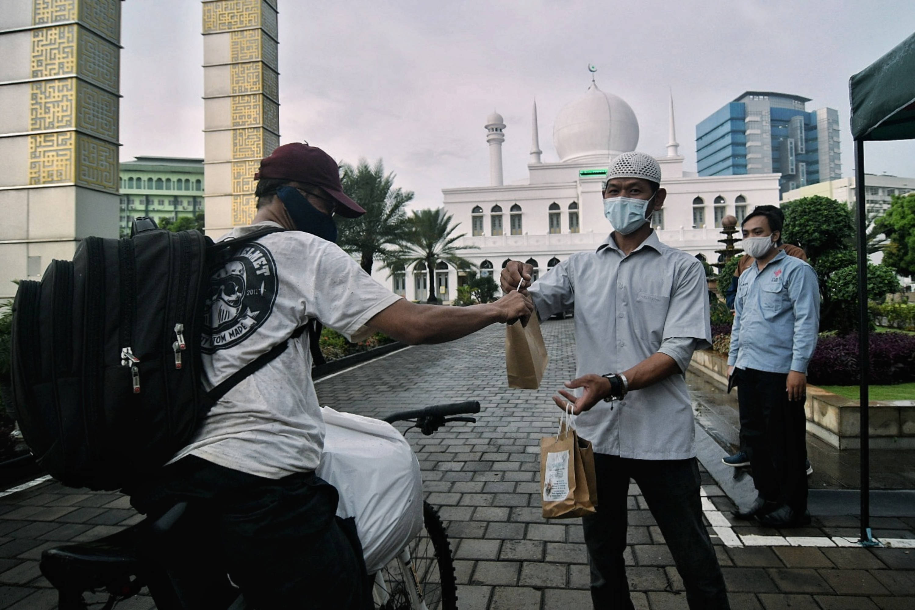 Pembagian Tajil Gratis Sistem Drive Thru