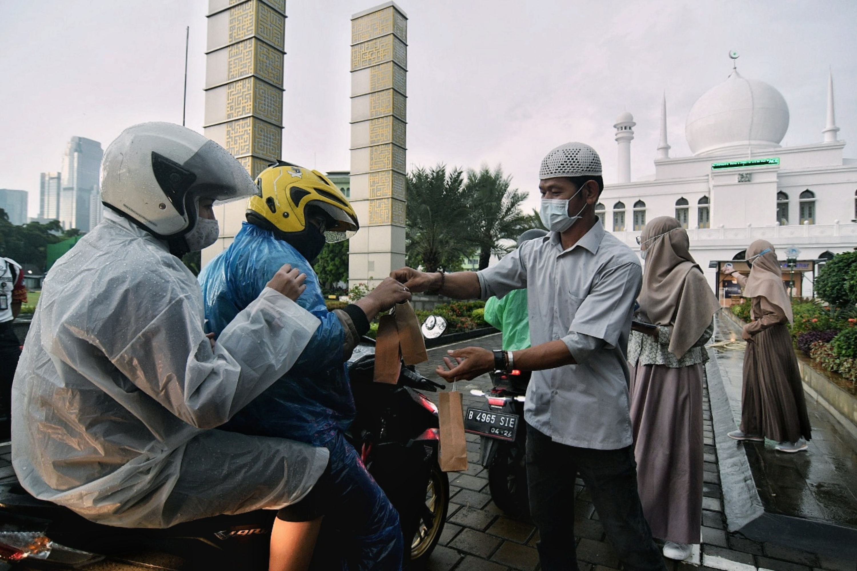 Pembagian Tajil Gratis Sistem Drive Thru