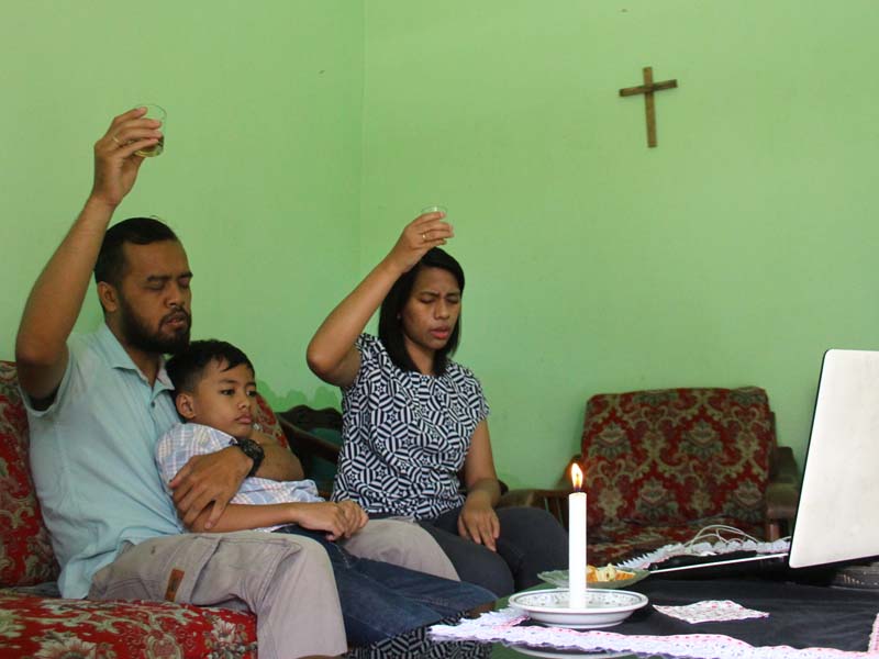 Ibadah Jumat Agung Di Rumah