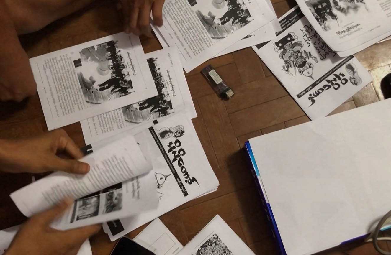 Bergerilya Menyebar Berita di Tengah Pembungkaman Junta Militer