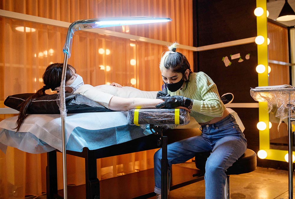 Peringatan dari Ahli Tato Profesional Terkait Tato Semi Permanen