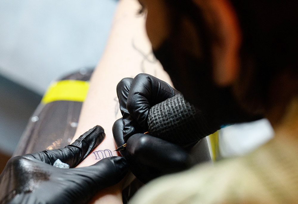 Peringatan dari Ahli Tato Profesional Terkait Tato Semi Permanen