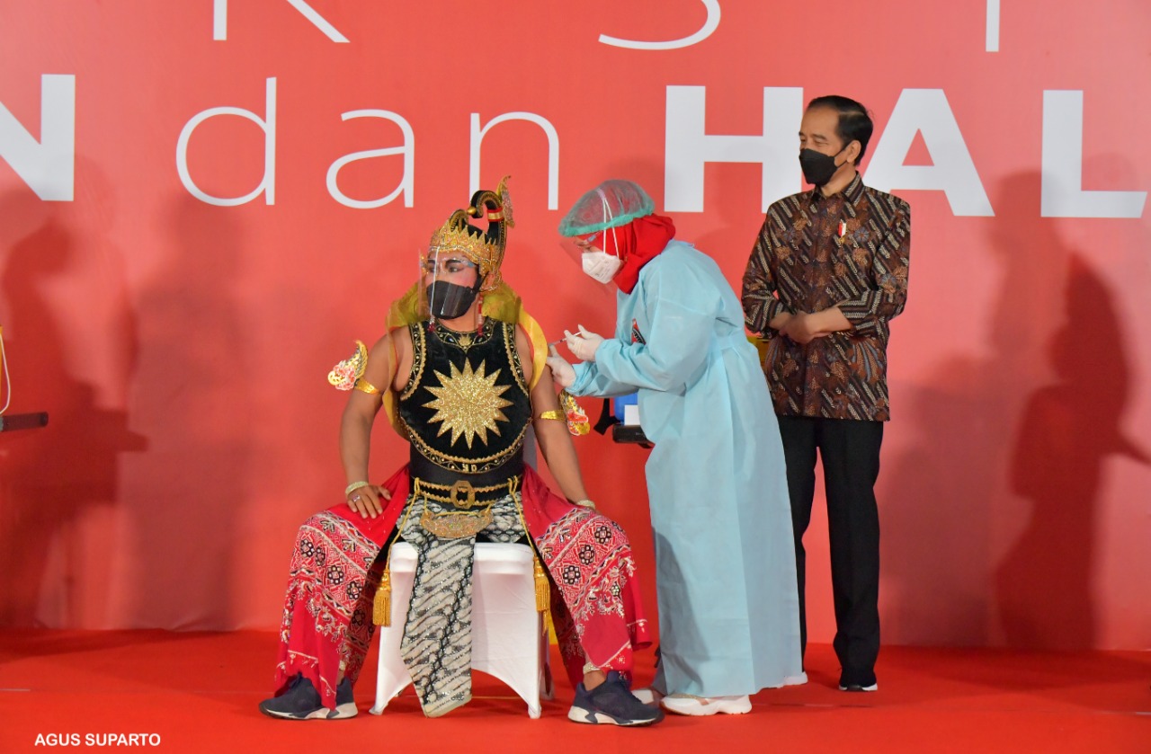 Presiden Jokowi Saksikan Vaksinasi Covid-19 Seniman dan Budayawan