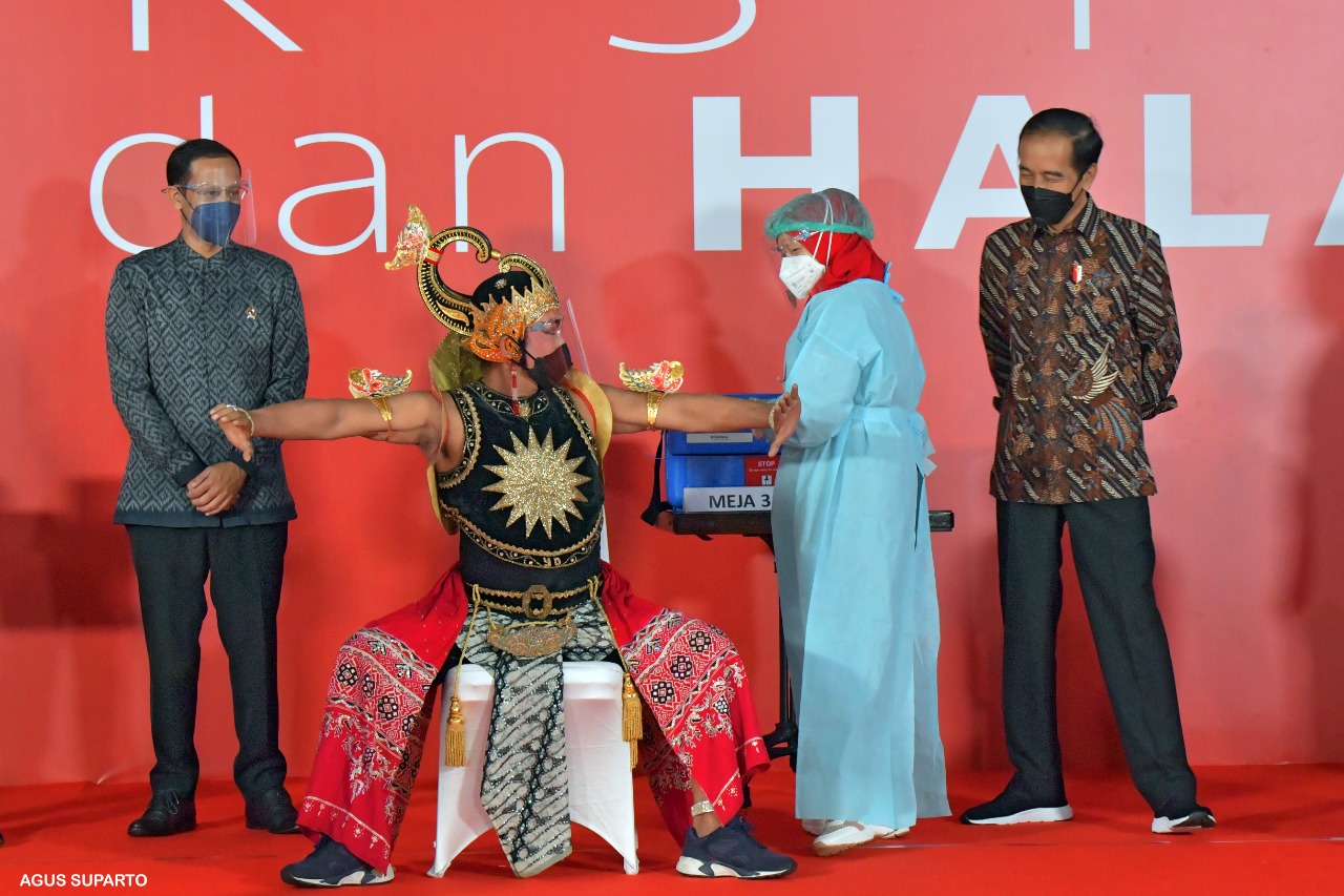 Presiden Jokowi Saksikan Vaksinasi Covid-19 Seniman dan Budayawan