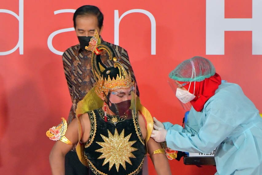 Presiden Jokowi Saksikan Vaksinasi Covid-19 Seniman dan Budayawan