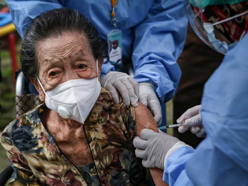 Lansia 102 Tahun Ikut Vaksinasi Covid-19