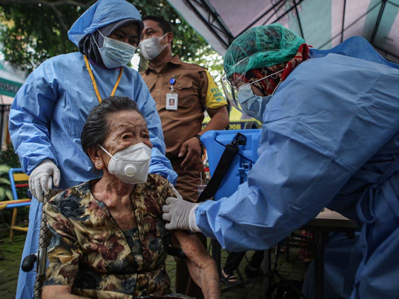 Lansia 102 Tahun Ikut Vaksinasi Covid-19