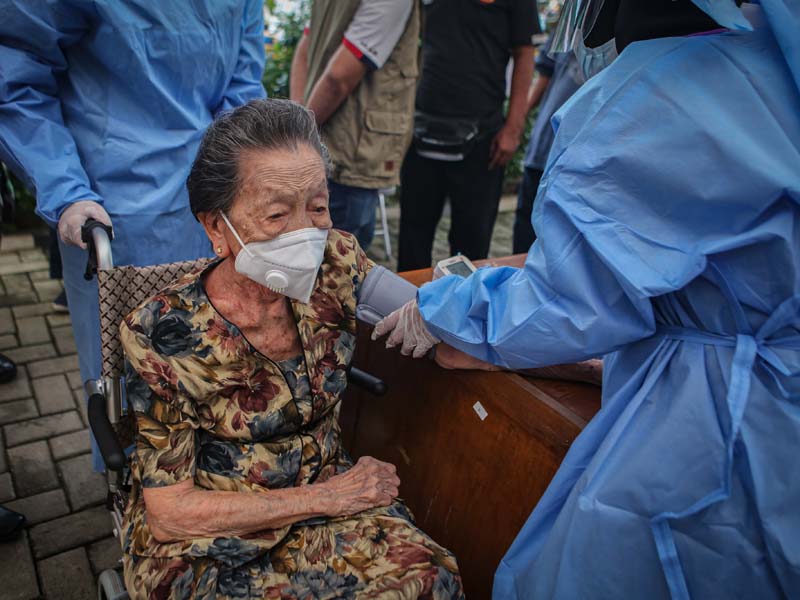 Lansia 102 Tahun Ikut Vaksinasi Covid-19