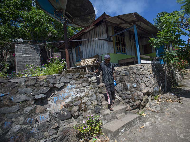 Warga Waimatan Minta Segera Direlokasi