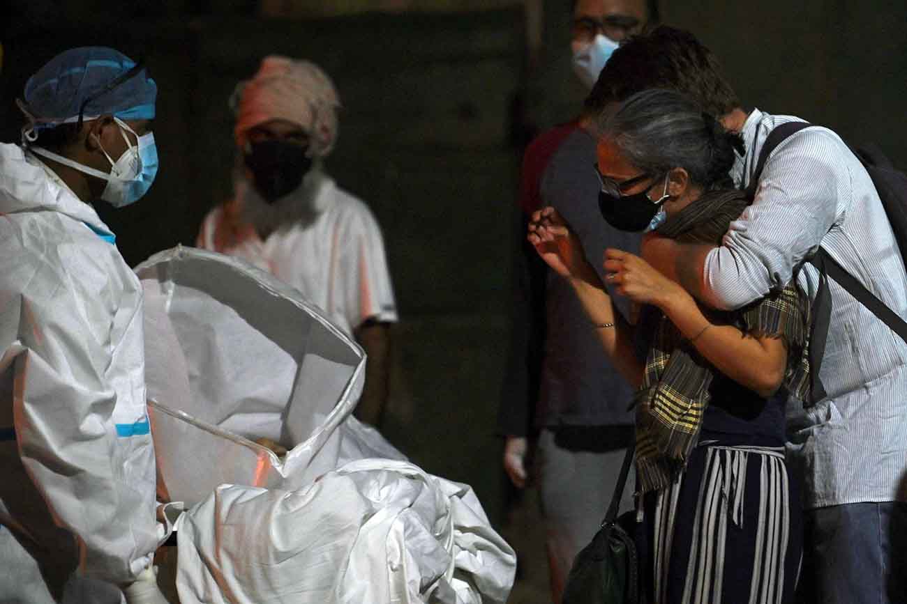 Kremasi korban Covid-19 di India