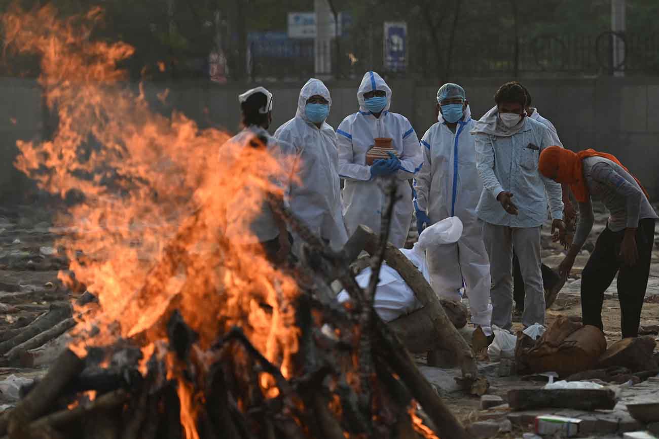 Kremasi korban Covid-19 di India