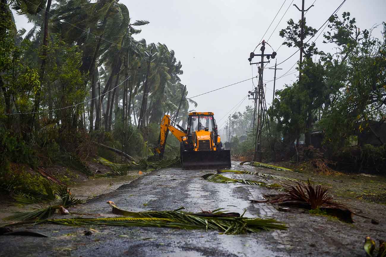 Tsunami Corona Belum Usai, India Dilanda Badai Topan