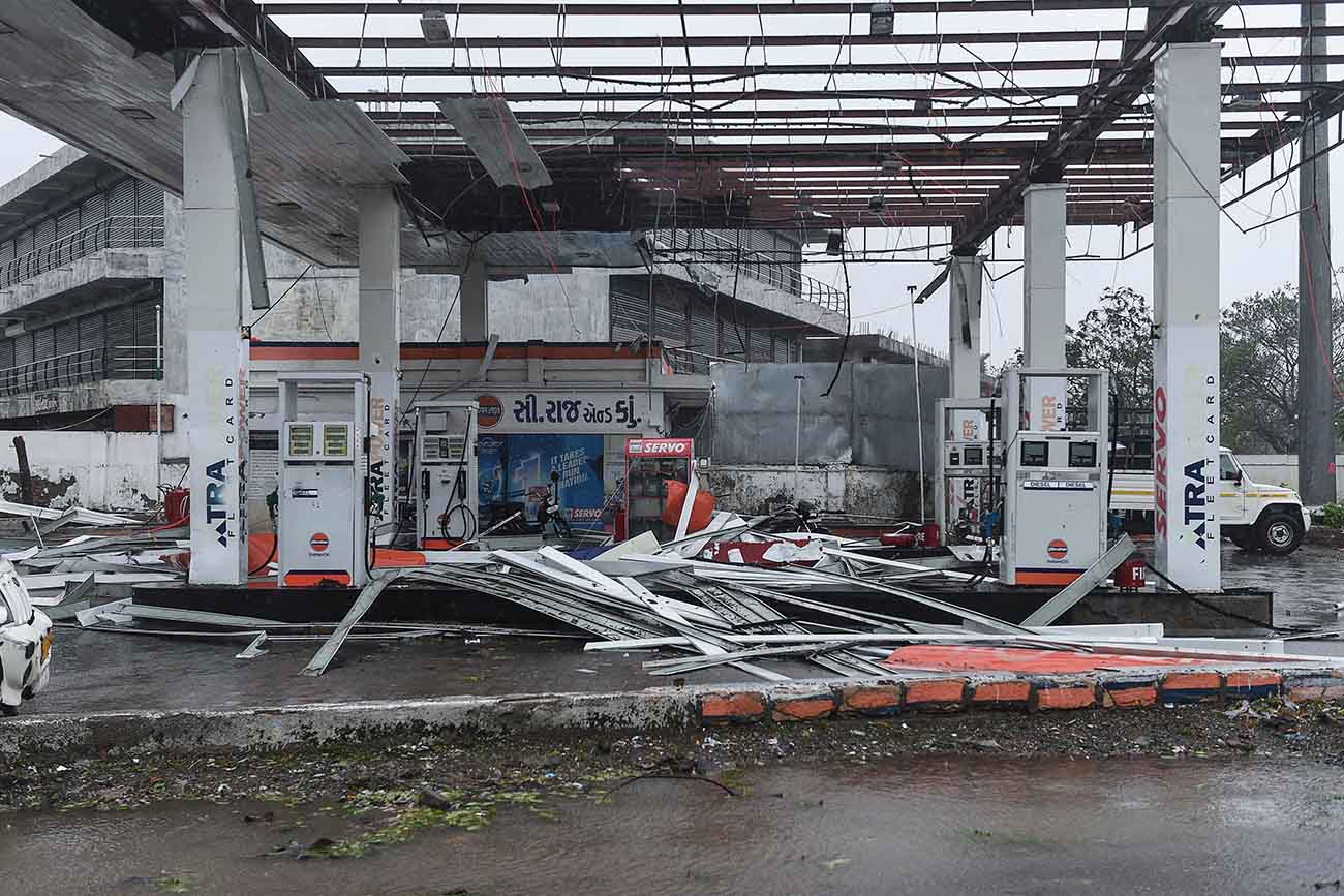 Tsunami Corona Belum Usai, India Dilanda Badai Topan