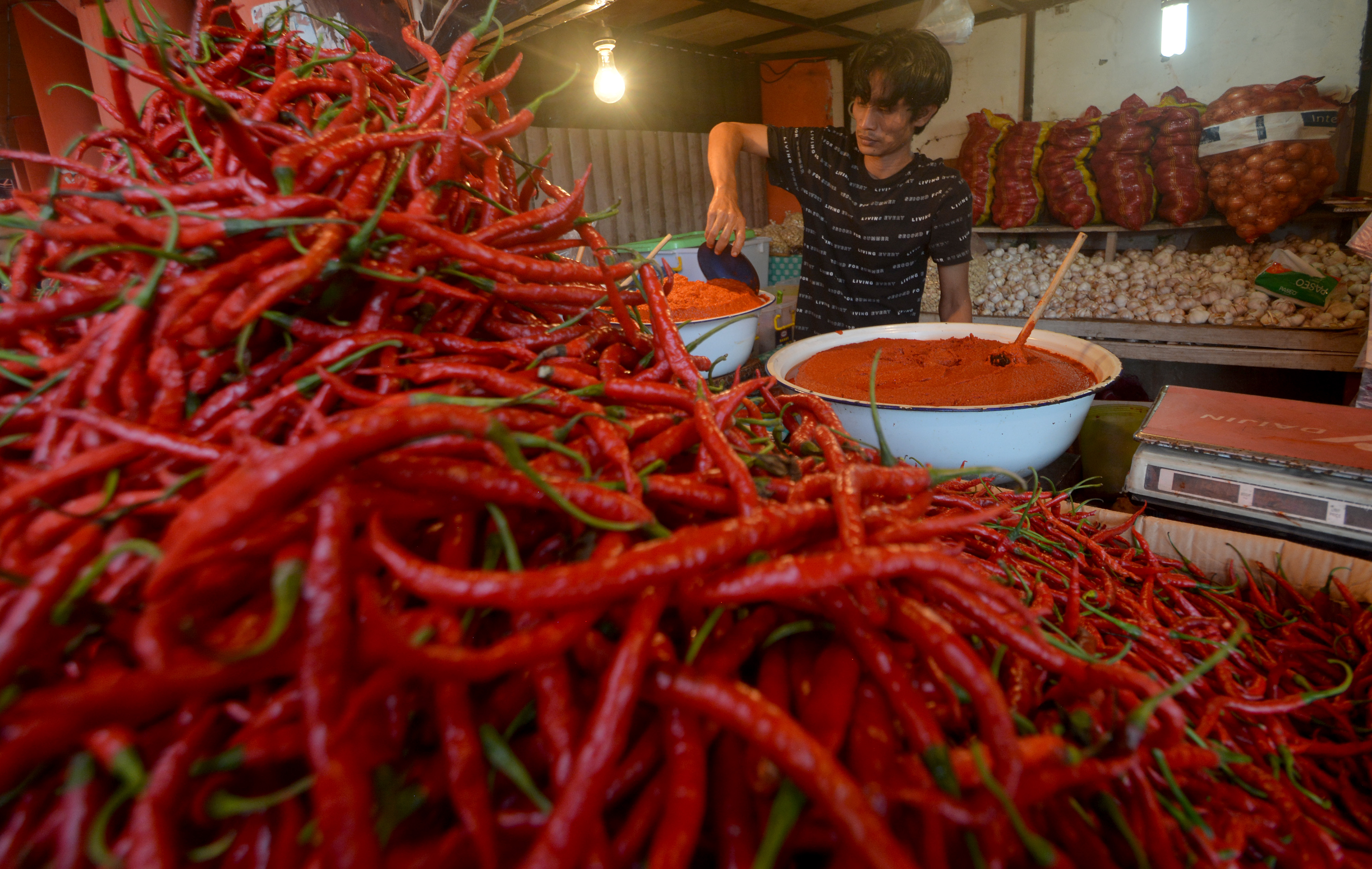 Harga Cabai Merah di Pasar Raya Padang Turun