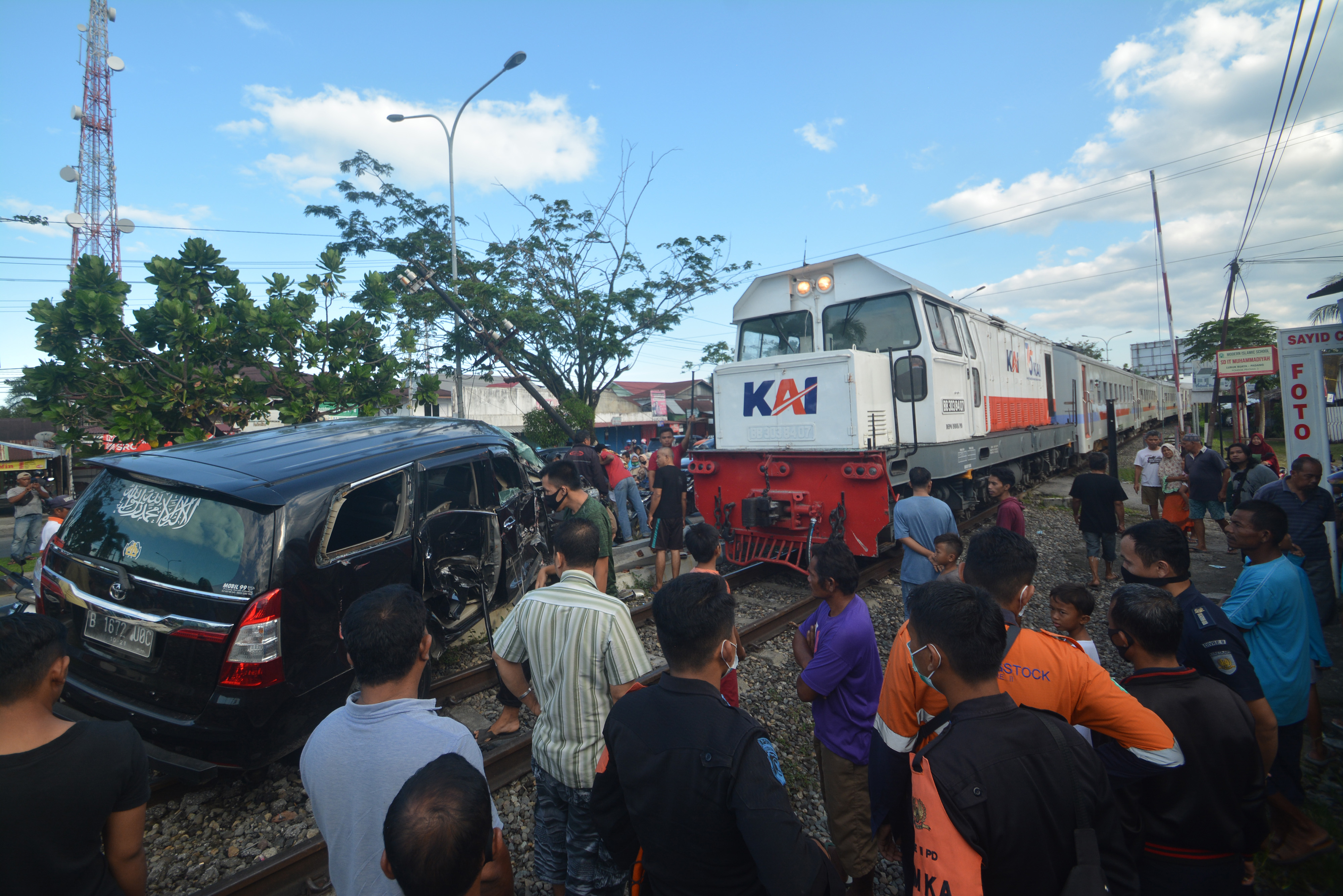 Mobil Tertabrak Kereta Api  Sibinuang Jurusan Naras - Padang 