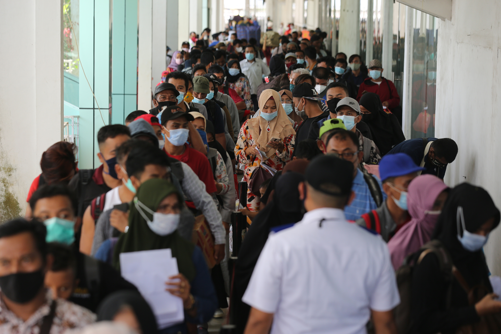 Penumpang Tiba di Pelabuhan Bandar Deli Medan