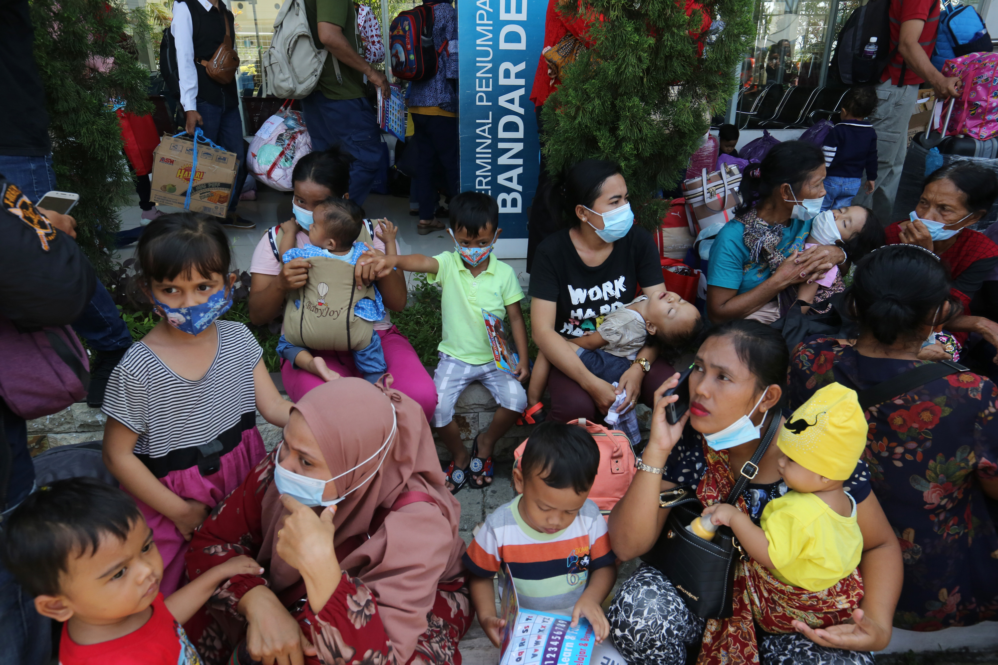 Penumpang Tiba di Pelabuhan Bandar Deli Medan