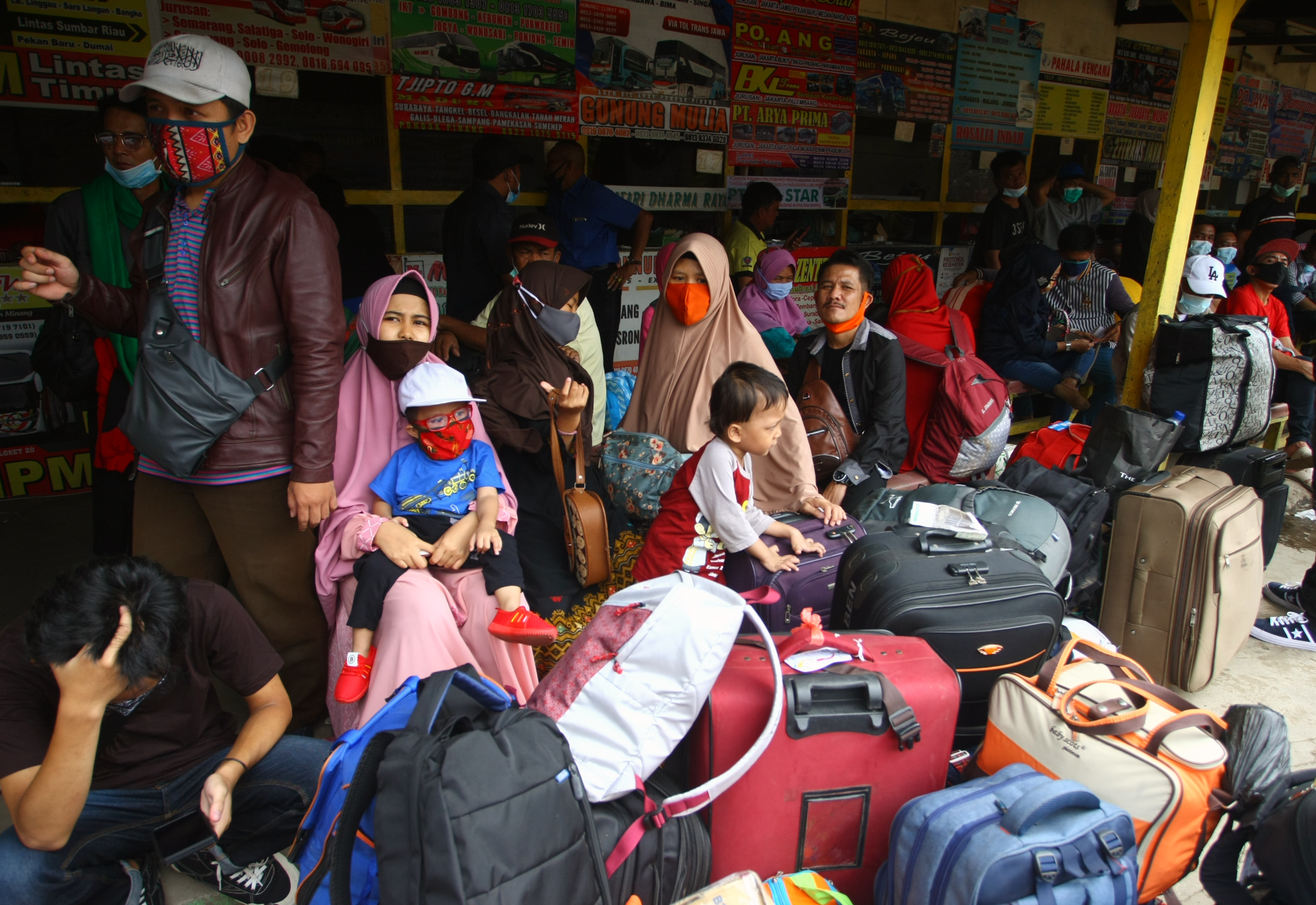 Terminal Bayangan Dipadati Penduduk