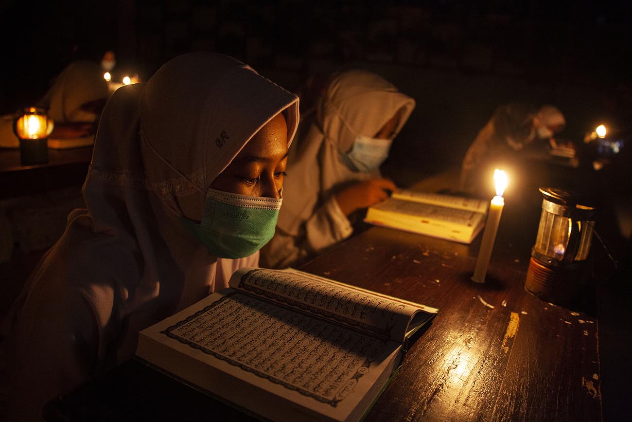 Mengaji dengan Penerangan Lilin dan Lampu Minyak