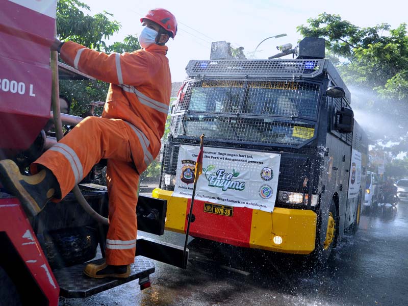 Penyemprotan Disinfektan Kawasan Pariwisata Bali