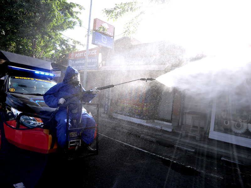 Penyemprotan Disinfektan Kawasan Pariwisata Bali